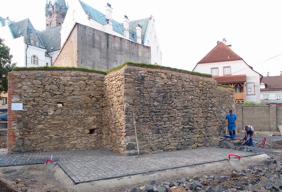 O pesném stáí hradeb se zatím historici dohadují, patrn pocházejí z doby...