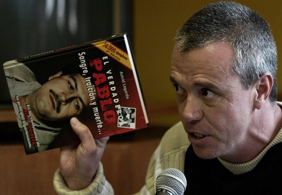 Jhon Jairo Velasquez na snímku z roku 2006, kde v ruce drí knihu o Pablu...