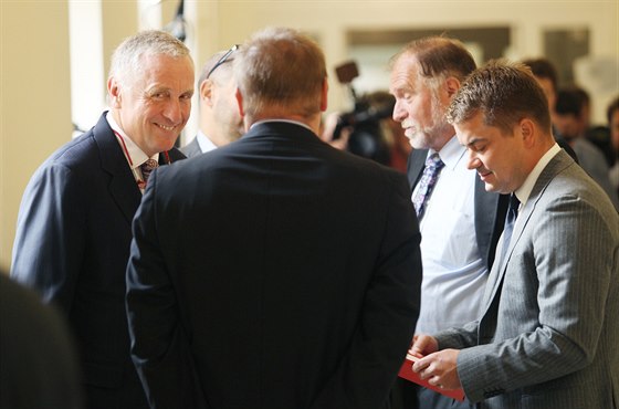 Expremiér Mirek Topolánek (vlevo) ped soudním jednáním s lobbistou Markem...