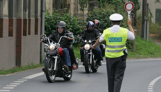 Policie zkontrolovala za pl dne sedmdesát motorká, jedenáct z nich jelo píli rychle