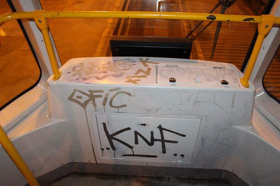 Sprejertí vandalové se zamovali hlavn na tramvaje a zastávky.