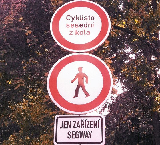 Dopravní znaka, která od srpna 2014 zakazuje vozítkm segway vjezd na Kampu