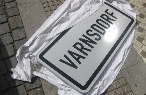 Dopravní znaka obce Varnsdorf, kterou stránici zabavili u mue míícího na...