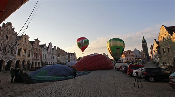 Námstí v Teli zapsané v seznamu památek UNESCO bývalo i pes sezonu plné aut. Letos u druhým rokem se na nj od ervna dostanou jen majitelé povolení.