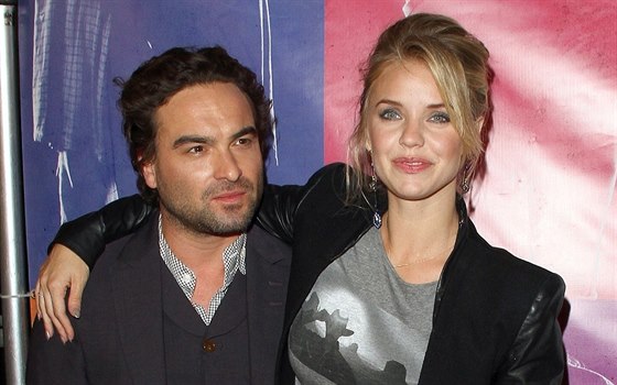 Johnny Galecki s Kelli Garnerovou