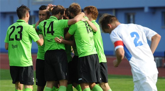 Fotbalisté Mostu slaví gól, kapitán Ústí nad Labem Jan Martykán smutní.