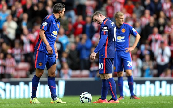Wayne Rooney (vpravo) a Robin Van Persie z Manchesteru United po gólu, který