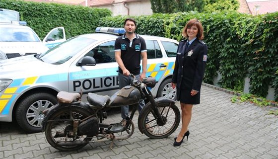 U sedmilenného gangu zlodj nali policisté motorku, obrazy i lustr z paroí