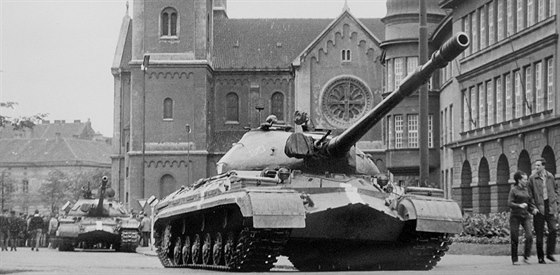 Ruské tanky v srpnu 1968 na Chodském námstí v Plzni.