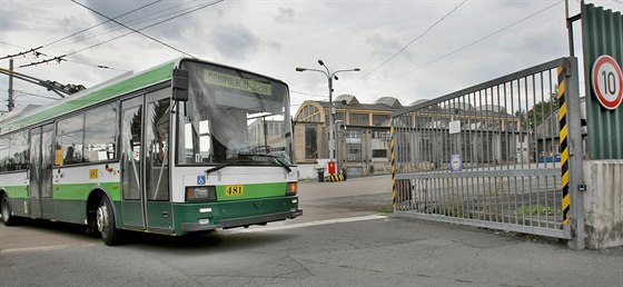 Poslední jízda trolejbusu ze starého depa v Cukrovarské ulici.