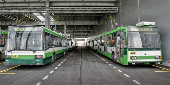 Trolejbusy se do nové vozovny v Plzni na Karlov pesunuly bhem pátku a soboty.