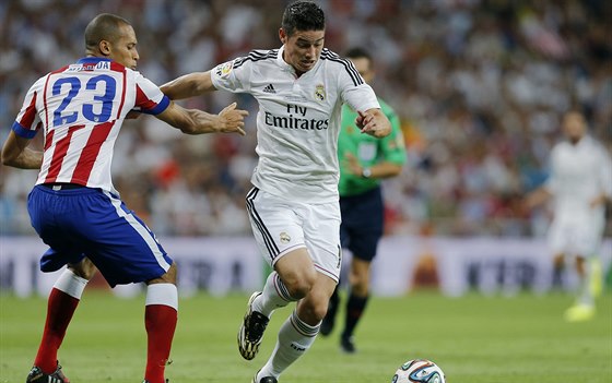 James Rodriguez (vpravo) z Realu Madrid se snaí obejít Joaoa Mirandu z...