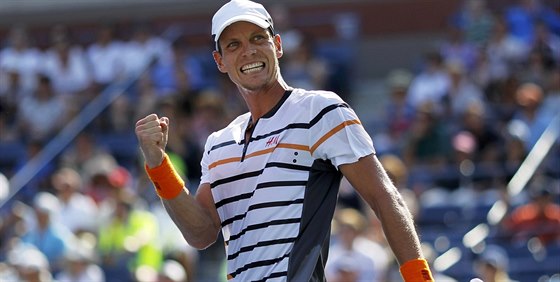 Tomá Berdych se raduje z výhry nad Lleytonem Hewittem z Austrálie.