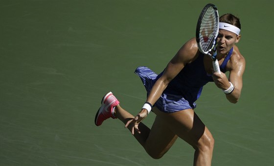 eská tenistka Lucie afáová v duelu 3. kola US Open s Alize Cornetovou z...