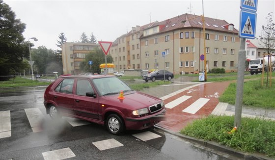 Siln opilý idi v Olomouci nejprve naboural zaparkované auto, posléze pak na...