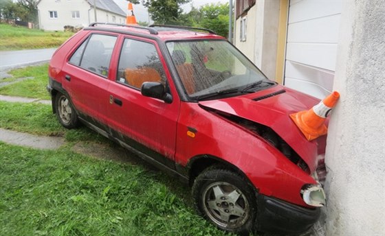 idika strhla ízení, aby se vyhnula slepici stojící na silnici, dostala vak...