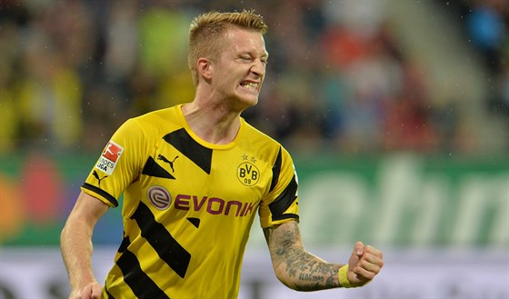 Marco Reus z Dortmundu slaví trefu proti Augsburgu.