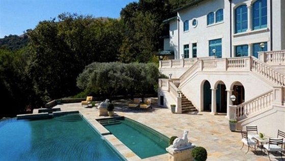 U rezidence za 30 milion dolar je dvacetimetrový bazén. 