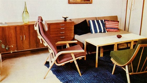 Obytný pokoj s rozkládací pohovkou, variabilními stolky a píborníkem. Autorkou...
