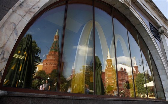 Ve výloze jedné ze zavených ruských poboek McDonalds se zrcadlí Kreml (21....