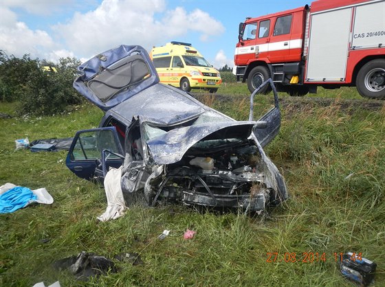 Osobní automobil pi nehod narazil do stromu a skonil v píkopu.