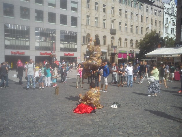 Dnes jsem na Václavském námstí byl svdkem dvou Ind, kteí pedvádli levitaci.Byla to nádherná podívaná a i kdy jsem slyel spoustu negativních eí od pihlíejících, e je to podvod, tak musím podotknout e takto zdailou show i kdy na nkoho to p