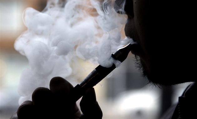 Elektronické cigarety mají lidi odnaučit kouřit. Ilustrační foto. Elektronické cigarety mají lidi odnaučit kouřit. Ilustrační foto.