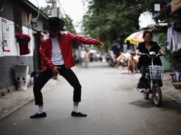 ÍNSKÝ JACKSON. ang Kuan-chuej ped svým domkem na okraji Pekingu napodobuje...