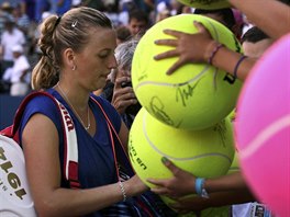 esk tenistka Petra Kvitov rozdv autogramy po postupu do 3. kola US Open