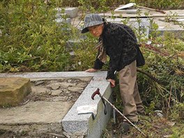 Starí ena navtívila v japonském mst Namie hbitov, kde jsou pochováni její...