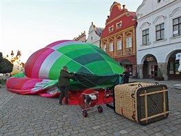 První pípravy na vzlet balon na telském námstí.