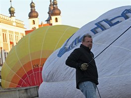 Dostat balony do vzduchu není legrace.