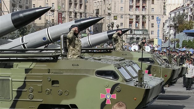 Vojensk pehldka v centru Kyjeva (24. srpna 2014)