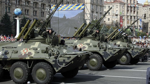 Vojensk pehldka v centru Kyjeva (24. srpna 2014)