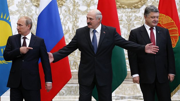 Summit v Minsku. Zleva: rusk prezident Vladimir Putin, blorusk prezident Alexandr Lukaenko a ukrajinsk prezident Petro Poroenko (26. srpna 2014)