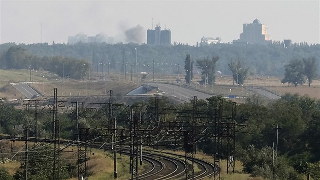 Nad Donckem po intezivn dlostelb stoup dm (28. srpna 2014)