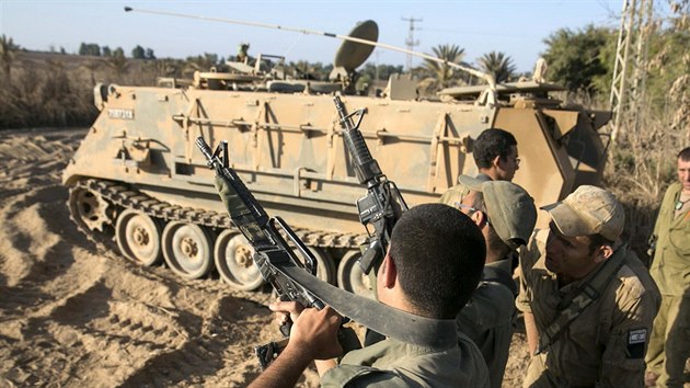 Izraeltí vojáci poblí hranic s Pásmem Gazy (20. srpna 2014).