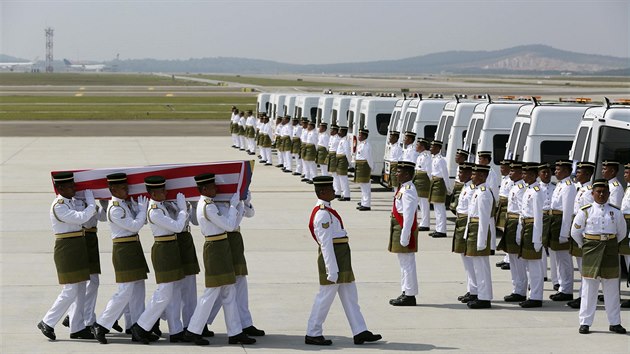 Vojci odnesli rakve s obtmi letu MH17 do blch voz (22. srpna 2014).