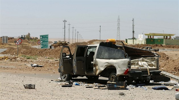 Vrak auta Islmskho sttu na cest pobl Mosulsk pehrady (21. srpna 2014).