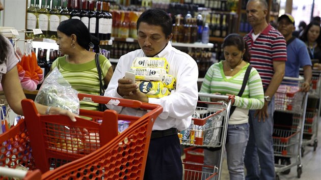 Lid stoj frontu v supermarketu v Caracasu (21. srpna 2014).