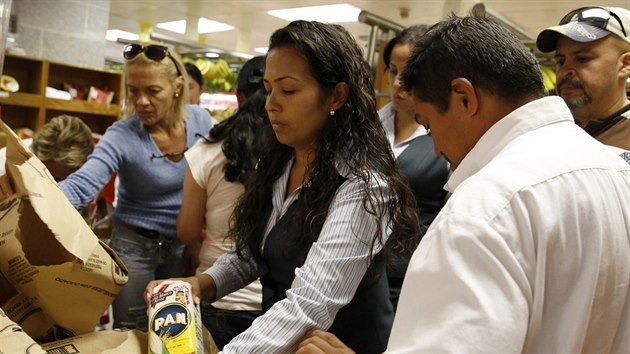 Lid si berou kukuinou mouku v supermarketu (21. srpna 2014).