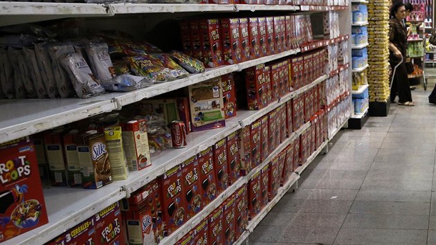 Police v supermarketu v Caracasu jsou zaplnny vesms stejnm zbom (21. srpna 2014).