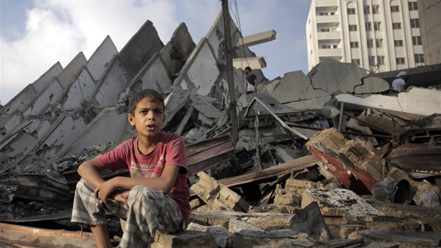 Palestinsk chlapec sed vedle znien vkov budovy v Gaze (26. srpna 2014).