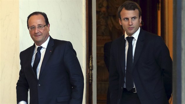 Francouzsk prezident Hollande (vlevo) se svm bvalm poradce Macronem, nyn ministrem hospodstv.