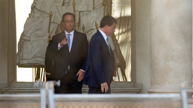 Francouzsk prezident Hollande (vlevo) s premirem Vallsem jednali o sloen nov vldy (25.srpna 2014).