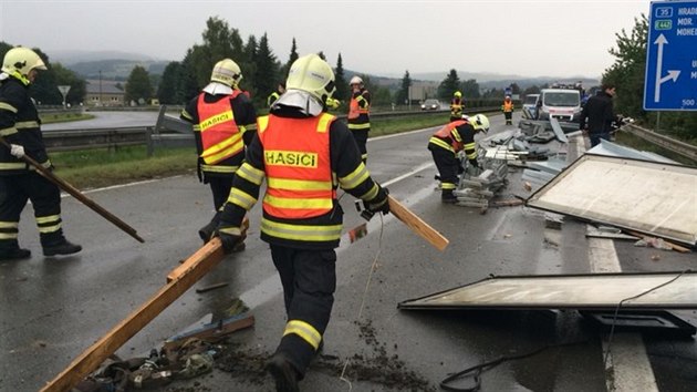 Pevrcen kamion zablokoval rychlostn silnici R35 mezi Mohelnic a Olomouc (26. srpna 2014).