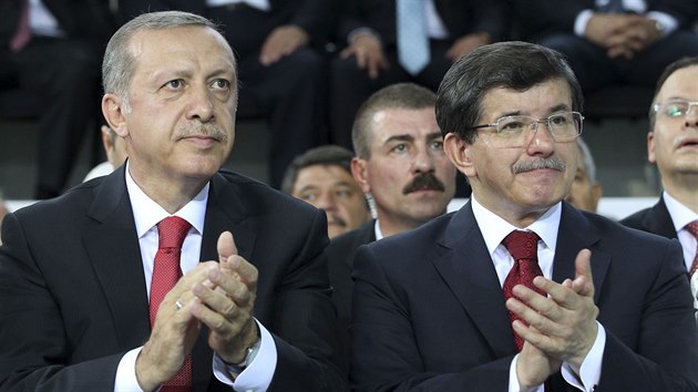 Na kongresu tureck vldn strany AKP zleva nov prezident Erdogan a premir Davutoglu (27. srpna 2014).