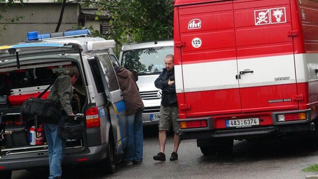 Policist v prask Michli vyetuj incident, kdy neznm mu polil u vtahu padestiletou enu kyselinou (26.8.2014)