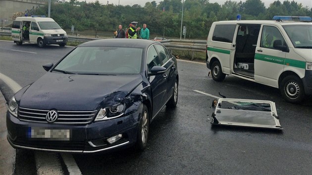 Volkswagen vrazil do policejnho auta, po nrazu zranil dva policisty (26.8.2014)