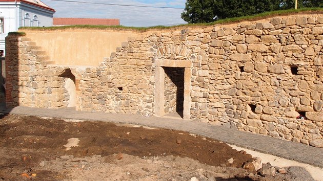 O pesnm st hradeb se zatm historici dohaduj, patrn pochzej z doby vrcholnho stedovku, ze 14. nebo 15. stolet.